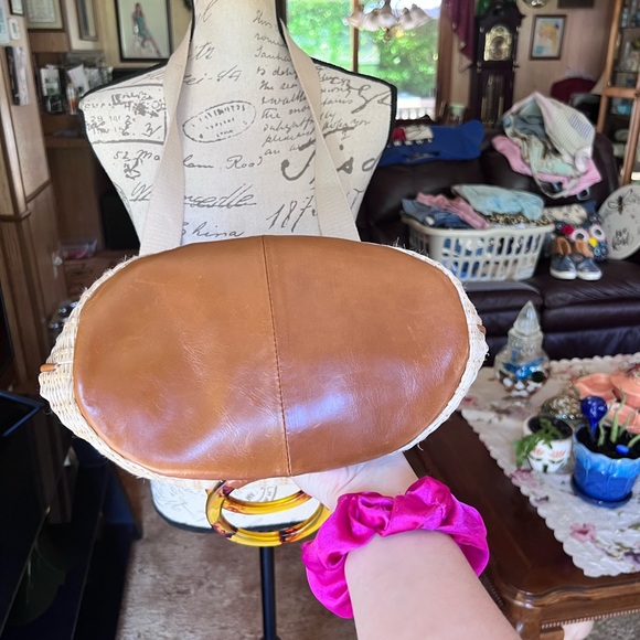 HOBO Sheila Bucket - Natural Straw bucket bag. - Picture 14 of 17